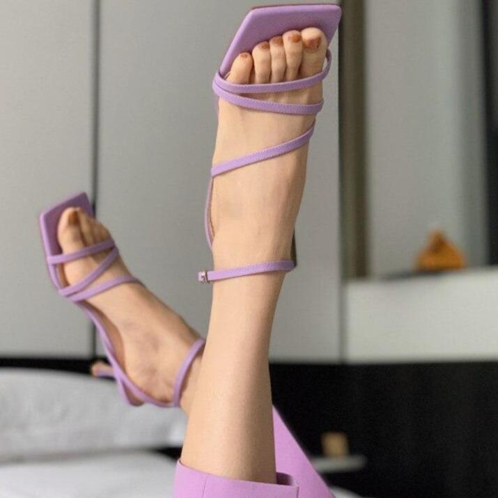 Sandalia de Tiras con Tacón Bajo Color Lavanda Mujer